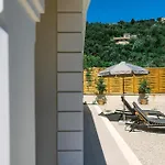فيلة Jinjola By Mavronas Agios Stefanos Kassiopi